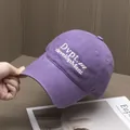 Détail de la broderie blanche sur casquette de baseball en coton violet lettrage - Réglable / Violet