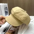 Detail der hellbeige Schirmmütze mit feiner Karostruktur und Vintage-Leinenstoff Textur - Verstellbar / Khaki