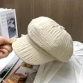Detailopname van de crèmekleurige baret met unieke geplooide textuur en rijke structuur - Verstelbaar / Khaki