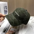 Primer plano detallado del bordado blanco UDFMFREEDOM en la gorra de béisbol camuflaje verde - Ajustable / Camuflaje Negro Verde