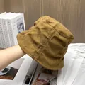 Textura detallada del sombrero de pescador en pana marrón con diseño retro de pliegues - Ajustable / Caqui