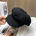 Detail der schwarzen Schiebermütze mit Karomuster und feiner Köperbindung im Vintage-Stil - Verstellbar / Schwarz