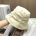 Detalle del sombrero de pescador en pana crema mostrando la textura de la tela - Ajustable / Blanco Roto