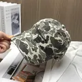Primer plano detallado del bordado RUDFM FREEDOM en una gorra de béisbol de lona de camuflaje - Ajustable / Camuflaje Blanco Roto