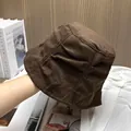 Detalle de la textura de pana marrón y el ala resistente de un sombrero de pescador - Ajustable / café
