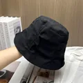 Detalle de textura de sombrero de pescador en pana negra con pliegues y estilo minimalista - Ajustable / Negro