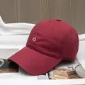 Detalle de gorra de béisbol burdeos de algodón con bordado blanco y visera curvada - Ajustable / Burdeos