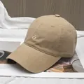 Detalle del bordado en gorra de béisbol de algodón caqui con costuras de refuerzo - Ajustable / Caqui