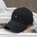 Detalle de gorra de béisbol de algodón negro con logotipo bordado blanco fino - Ajustable / Negro
