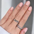 Kurze ovale French-Nägel mit strukturiertem Silberring und gewelltem Pavé-Diamantring - Kurz Oval (SGL2505) / 30er Pack