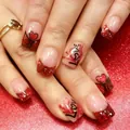 Unghie finte French corte con cuori, paillettes rosse, lettere nere e finitura lucida - Stile Francese Cuore (YS535)