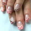 Kurze glänzende Kunstnägel mit rosa Basis, Silberglitzer und roten Herzmustern - Rosa Glänzend Herz Punktemuster Stil (YS537)