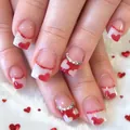 Faux ongles courts brillants avec motifs cœurs rouges et strass scintillants pour la Saint-Valentin - Style Court Cœur Rouge Strass (YS545) / Sans Outils