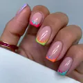 Kurze eckige Kunstnägel mit bunten French-Polka-Dots auf transluzentem rosa Grund - Bunter Französischer Punkt-Stil (YS594)