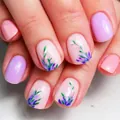 Faux ongles courts carrés à fleurs lavande, rose nude et violet, fini brillant - Floral Frais (YS587)