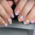 Unghie finte corte ovali rosa con motivi a margherita e stile French manicure - Rosa Floreale French (YS595)