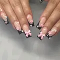 Faux ongles carrés noirs avec nœuds 3D roses et détails de motifs floraux - Style Français Noir Nœud 3D Floral (SGL001)