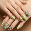 Grüne Blumen-Kunstnägel in langer Quadratform mit Gänseblümchen- und Reliefmuster-Design - Grüner Floraler Stil (YS598)