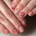 Unghie finte corte ovali rosa lucide con ciliegia, fragola e motivi a scacchi - Stile Rosa Fragola Ciliegia (YS631)