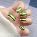 Gros plan d'ongles à presser vert émeraude métallisé avec finition miroir sur les mains - Note / Vert Métallique (MO4)