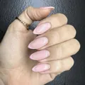 Unghie finte a mandorla lucide stile francese rosa nude con anello dorato decorativo - Punta Francese Rosa Tenue (SGL403)