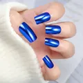 Détail d'ongles adhésifs bleu métallique sur mains avec un pull en maille blanche en fond - Note / Bleu Métallique (MO8)