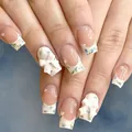 Faux ongles carrés avec nœuds 3D blancs, motifs floraux bleus et décorations gouttes d'eau - Style Français Floral Nœud 3D Goutte d'Eau (YS803)