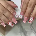 Faux ongles carrés roses et rouges avec nœuds 3D, perles et motifs de cœurs - Style Cœur Lèvres Perle Nœud 3D (YS411)