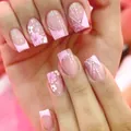 Unghie finte quadrate lucide con fiori bianchi e rosa, glitter e linee eleganti - Stile Floreale Glitter Rosa (YS700)