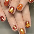 Unghie finte corte rosse con motivo a foglia d'acero e dettagli in oro - Stile Quadrato Corto Lucido (YS720) / confezione da 24 pezzi / Foglia d'Acero Multicolore