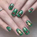 Unghie finte quadrate verdi natalizie con bacche rosse in rilievo 3D e campane dorate - Stile Campana Verde di Natale (YS759)