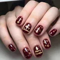 Uñas postizas cortas burdeos de Navidad con copos dorados y texto Merry Christmas - Estilo de Copo de Nieve de Navidad Rojo Vino (YS775)