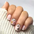 Uñas postizas de Navidad rosas con diseños de muñeco de jengibre y copos de nieve - Estilo de Navidad de Dibujos Animados Rosa (YS777)