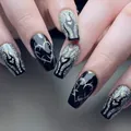 Lange Coffin-Nägel zum Aufkleben im Y2K-Stil mit schwarzem Glitzer und Dornenherz-Design - Set Ohne Werkzeug / Gotischer Schwarz-Silber-Stil (YS186)