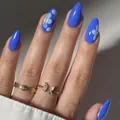 Unghie finte a mandorla blu lucido con motivi floreali bianchi e anelli dorati - Stile Fiore Blu (YS184)