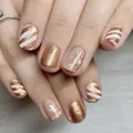 Faux ongles courts et ronds avec paillettes dorées, rayures et motifs flocons - Style Flocon de Neige Pailleté Or de Noël (YS259)