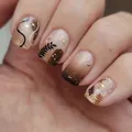 Unghie finte marroni lucide con decorazioni a foglia, dettagli in oro e glitter - 24 Pezzi (Senza Attrezzi) / Colore Caffè Foglia Autunnale (YS266)