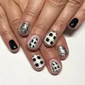 Dettagli di unghie finte natalizie con trama a scacchi bianchi e neri e alberi glitter - Stile Albero di Natale a Quadri Bianco e Nero (YS278)