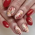 Unghie finte a mandorla rosse e nude con design a foglia autunnale e dettagli in foglia oro - Stile YS335 (Senza Strumenti)
