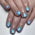 Blaue Weihnachts-Nägel mit Glitzer, bunten Schneemännern und weißen Schneeflocken - Schneemann Muster Stil (YS338)