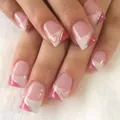 Detailansicht der rosa French-Nagelspitzen mit Glitzerherzen auf Plüschhintergrund - Rosa Weißes Herz (YS485)