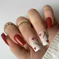 Uñas postizas rojo brillante y beige mate con ondas doradas y diseños de corazón - Estilo Corazón Línea Dorada Rojo Beige (YS491)