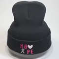 Berretto in maglia nera con ricamo HOPE rosa e nastro per la sensibilizzazione al cancro - Taglia unica / Charm HOPE / Nero
