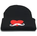 Detalle del bordado de corazón y bigote en un gorro de punto acanalado negro - Ajustable / Negro