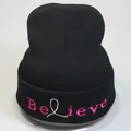 Berretto in maglia nera con ricamo Believe rosa e nastro per la sensibilizzazione al cancro - Taglia unica / Stile BELIEVE / Nero