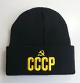 Detailaufnahme der gelben CCCP-Stickerei auf einer schwarzen Strickmütze Beanie - Schwarz