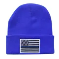 Detail der hochwertigen US-Flaggen-Stickerei auf einer dunkelblauen Strickmütze - Blau