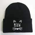 Schwarze Strickmütze mit weiß gesticktem Katzengesicht und MEOW-Schriftzug am Aufschlag - Einheitsgröße / Schwarz