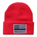 Rote Strickmütze mit gestickter Thin Blue Line USA-Flagge auf dem Umschlag - Rot