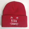Rote Strickmütze mit Meow-Stickerei und Katzenmotiven auf weißem Hintergrund - Einheitsgröße / Burgunderrot